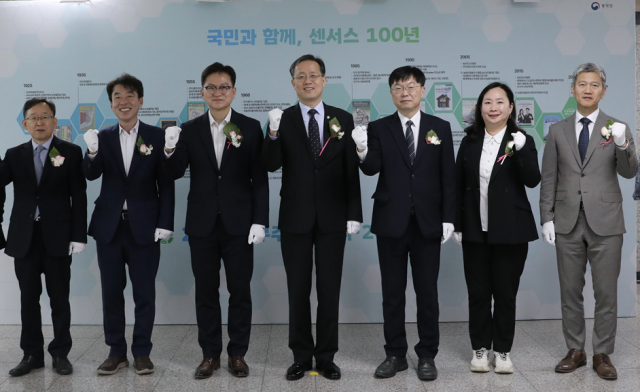 이형일(가운데) 통계청장이 13일 정부대전청사에서 ‘2025 인구주택총조사 및 농림어업총조사 실시본부’ 출범식을 진행한 뒤 기념 촬영을 하고 있다. 사진 제공=통계청
