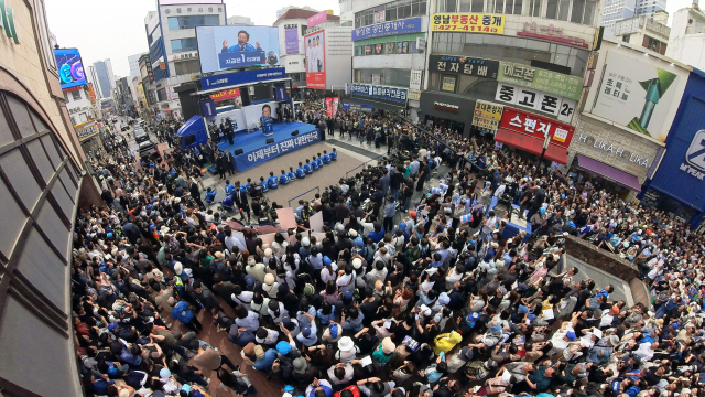 이재명 더불어민주당 대선 후보가 13일 대구 중구 동성로에서 유권자들에게 지지를 호소하고 있다. 대구=오승현 기자