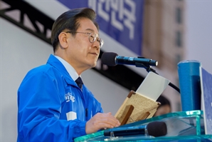 울산 유권자 바라보는 이재명 후보