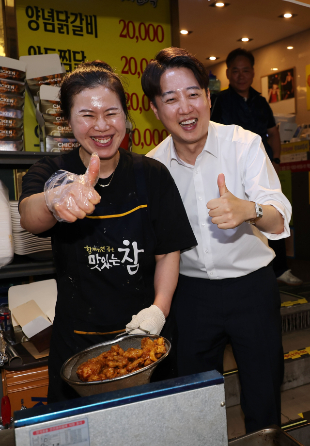 이준석 개혁신당 대선 후보가 13일 대구 칠성시장에서 상인과 기념촬영을 하고 있다. 연합뉴스