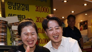 이준석에 힘실은 'YS 차남' 부자…李 "40대 기수론 계승"