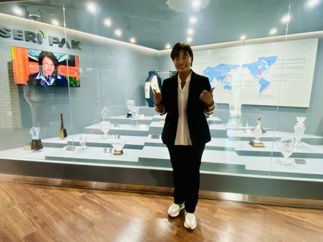 기념관 앞에서 포즈를 취한 박세리.