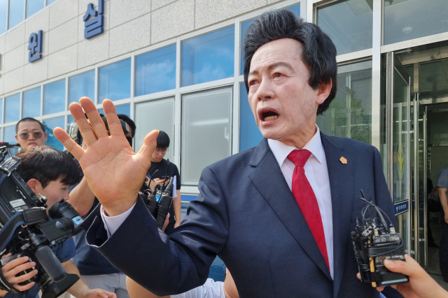 허경영 국가혁명당 명예대표가 지난해 4월 19일 오후 경기도 의정부시 금오동 경기북부경찰청에서 입장을 발표 후 취재진의 질문에 답하고 있다. 연합뉴스