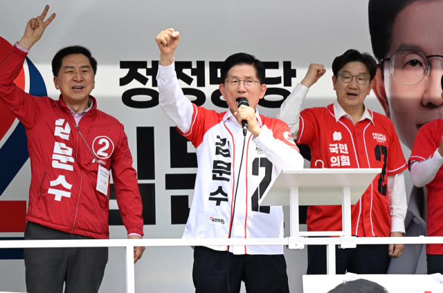 김문수 국민의힘 대선 후보가 13일 울산 남구 신정시장에서 유세 연설을 하고 있다.