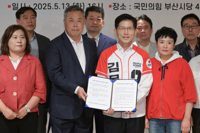 김문수 국민의힘 대선 후보가 13일 부산 수영구 국민의힘 부산시당에서 열린 ‘한국노총 부산지역 단위노동조합 대표자 김문수 후보 지지선언’ 행사에서 지지 성명서를 받은 뒤 기념촬영을 하고 있다.
