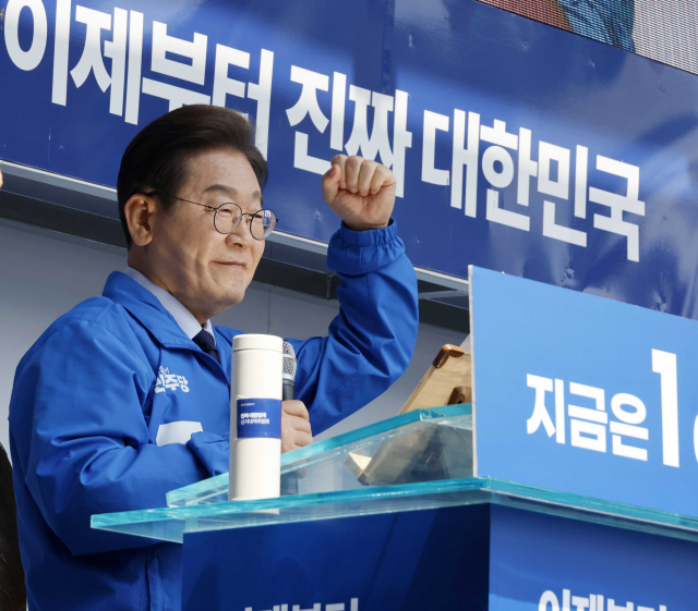 이재명 더불어민주당 대선 후보가 13일 경북 구미시 구미역광장에서 유권자들에게 지지를 호소하고 있다. 구미=오승현 기자 2025.05.13