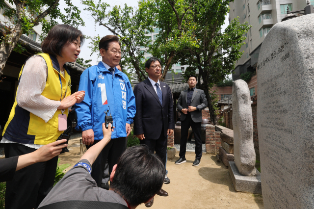 이재명 더불어민주당 대선 후보가 13일 대구 중구 이상화 시인 고택을 방문해 고택을 둘러보고 있다. 이상화 시인은 '빼앗긴 들에도 봄은 오는가'로 알려진 시인이다. 대구=오승현 기자 2025.05.13
