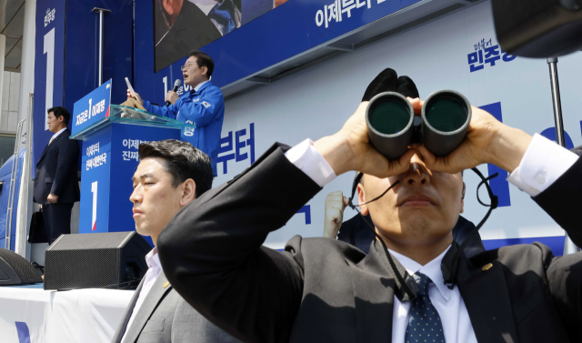 이재명 더불어민주당 대선 후보가 13일 경북 구미시 구미역광장에서 유권자들에게 지지를 호소하고 있는 가운데 경호원들이 이 후보 주변을 경계하고 있다. 구미=오승현 기자 2025.05.13