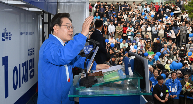 이재명 더불어민주당 대선 후보가 13일 경북 포항시 포항시청 광장에서 유권자들에게 지지를 호소하고 있다. 포항=오승현 기자 2025.05.13