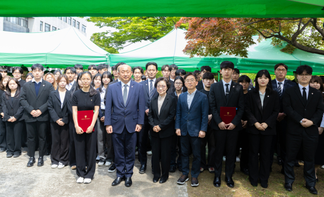 김영(앞줄 오른쪽에서 여섯번째) 고려대 세종부총장, 의인 故 이수현 어머니 신윤찬(″다섯번째)씨 등이 故 이수현 24주기 추모식을 갖고 있다. 사진제공=고려대 세종캠퍼스