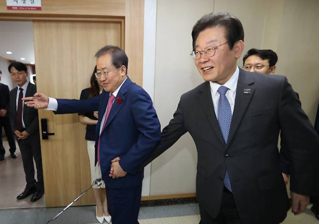 2023년 5월10일 이재명 당시 더불어민주당 대표가 대구시청 산격청사를 찾아 홍준표 대구시장의 안내를 받아 청사를 빠져나가고 있다. 연합뉴스2023년 5월10일 이재명 당시 더불어민주당 대표가 대구시청 산격청사를 찾아 홍준표 대구시장의 안내를 받아 청사를 빠져나가고 있다. 연합뉴스