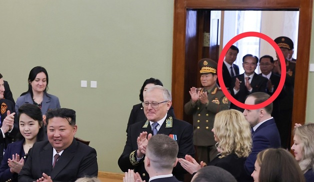 지난 10일 노동신문이 게재한 사진에서 조용원 비서가 당 배지를 착용한 모습으로 2개월 여만에 포착됐다. 보도에 따르면 조 비서는 9일 김정은 위원장과 딸 주애의 주북 러시아대사관 방문에 동행했다. 노동신문·뉴스1