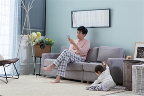 "내 아이에 이런 짓을"…부모가 스마트폰 볼 때 자녀는 '이것' 더 경험한다
