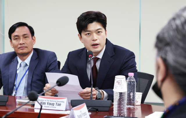 김용태(가운데) 국민의힘 비상대책위원장 지명자가 13일 서울 여의도 국회 의원회관에서 열린 한국-호주-베트남 석탄재 핵심 광물화 사업 간담회에 참석해 발언하고 있다. 연합뉴스
