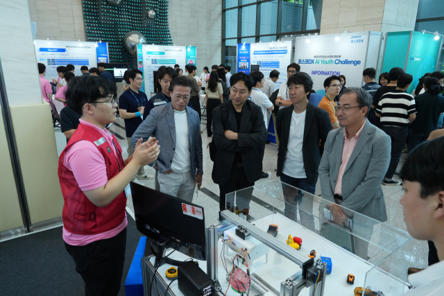 '2024 전국 청소년 AI 창의 경진대회'에 참여했던 학생들이 관람객과 심사위원들에게 출품한 시스템을 설명하고 있다. 사진 제공=포스코DX
