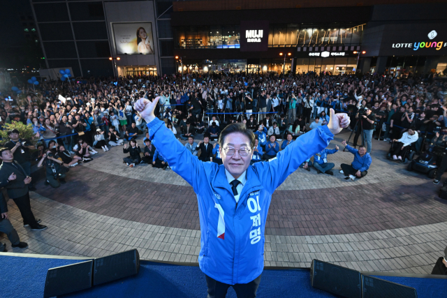 이재명 더불어민주당 대선 후보가 13일 울산 남구 롯데백화점 울산점 광장에서 유권자들에게 지지를 호소하고 있다. 울산=오승현 기자