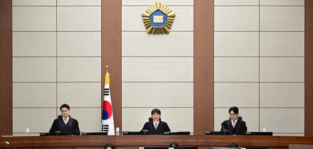 지귀연 부장판사가 지난달 21일 서울 서초구 서울중앙지법에서 열린 윤석열 전 대통령 내란 우두머리 혐의 형사재판 2차 공판에서 발언하고 있다. 사진공동취재단