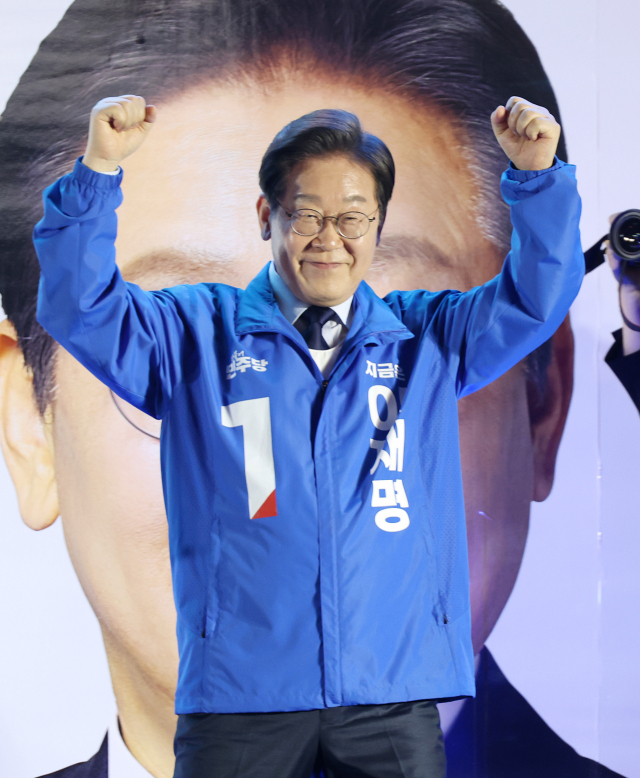 이재명 더불어민주당 대선 후보가 13일 울산 남구 롯데백화점 울산점 광장에서 유권자들에게 지지를 호소하고 있다. 울산=오승현 기자