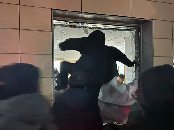 지난 1월 19일 새벽 윤석열 대통령에 대한 구속영장이 발부되자 서울서부지법에 지지자들이 진입해 난동을 부리고 있다. 뉴스1