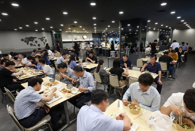 "요즘 만 원으로 점심 못 사 먹어"…직장인들 '구내식당'으로 달려가