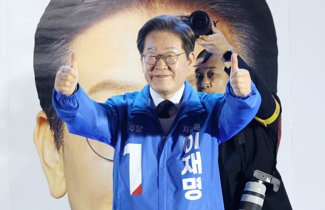 이재명 더불어민주당 대선 후보가 13일 울산 남구 롯데백화점 울산점 광장에서 유권자들에게 지지를 호소하고 있다. 울산=오승현 기자