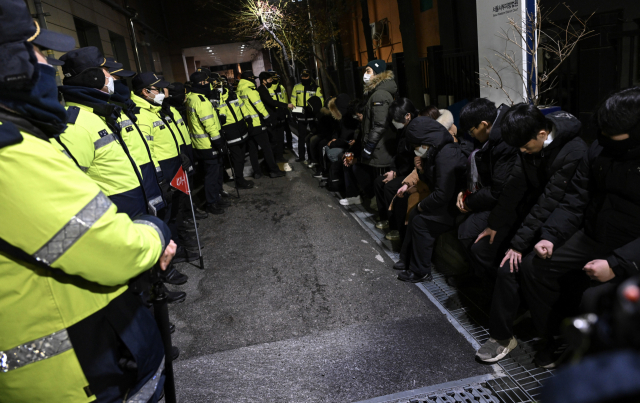 지난 1월 18일 서울 마포구 서울서부지법 담장을 넘은 윤 대통령 지지자들이 연행되고 있다. 조태형 기자