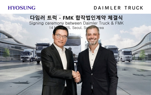 김광철(왼쪽) FMK 대표가 하랄드 슈미트 다임러트럭 동남아시아법인 대표와 14일 다임러트럭·FMK 합작법인 계약 체결을 마치고 기념 촬영을 하고 있다. 사진 제공=FMK