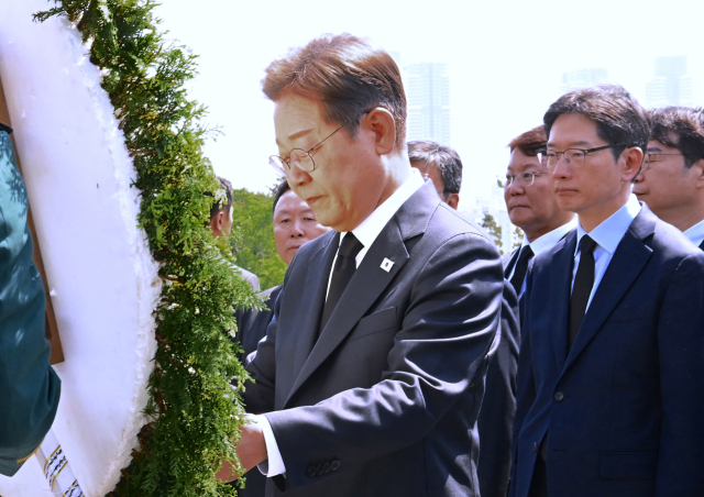 이재명 더불어민주당 대선 후보가 14일 부산 남구 유엔평화공원을 방문해 헌화하고 있다. 부산=오승현 기자