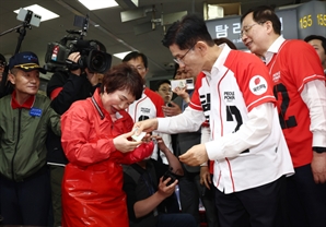 [현장+]"부산 오이까 와 이래 뜨겁노"…'시장 대통령' 외친 김문수