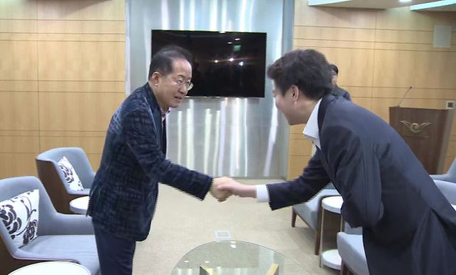 미국으로 출국하는 홍준표(왼쪽) 전 대구시장이 10일 인천국제공항 귀빈실에 배웅 나온 이준석 개혁신당 대선 후보와 악수하고 있다. 연합뉴스