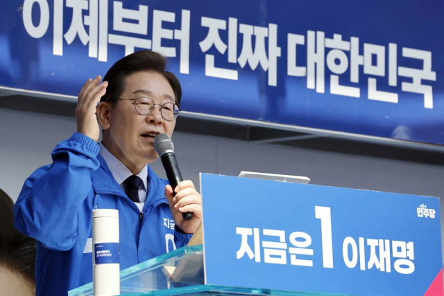 이재명 더불어민주당 대선 후보가 13일 경북 구미시 구미역광장에서 유권자들에게 지지를 호소하고 있다. 구미=오승현 기자