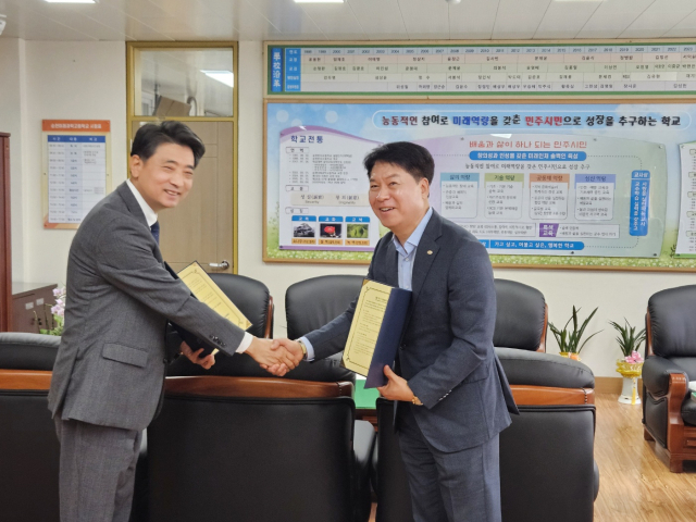 순천미래과학고등학교는 13일 에너지밸리기업개발원과 미래 에너지 산업을 이끌어갈 핵심 인재 양성·지역 경제 활성화를 위한 산학협력 협약식을 체결했다. 사진 제공=순천미래과학고등학교