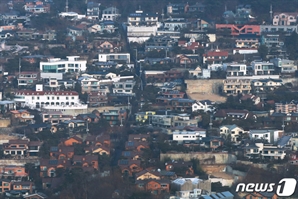 외면받는 평창동 주택…거래 건수 줄고 가격도 3년 연속 하락
