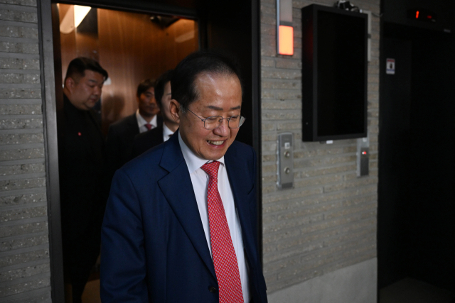 홍준표 전 대구시장이 지난달 29일 서울 여의도 국민의힘 당사에서 열린 제21대 대통령 후보자 국민의힘 3차 경선 진출자 발표 행사에서 탈락 발표가 난 후 퇴장하고 있다. 국회사진기자단