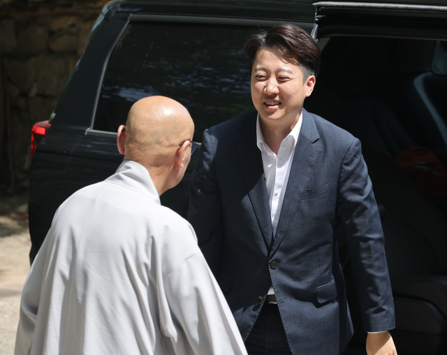 이준석 개혁신당 대선 후보가 14일 부산 금정구 범어사 안양암에 도착해 인사를 하고 있다. 연합뉴스