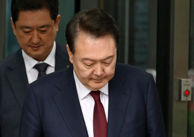 윤석열 전 대통령이 12일 서울 서초구 중앙지방법원에서 열린 내란 우두머리 혐의, 직권남용 권리행사방해 혐의 사건 3차 공판을 마친 뒤 법정을 나서고 있다. 연합뉴스