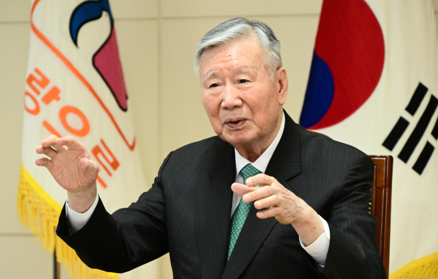 이중근 부영그룹 회장이 14일 서울 중구 부영빌딩 회의실에서 정부 차원의 인구 관리 필요성을 강조하고 있다. 권욱 기자