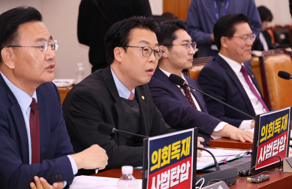 14일 국회 법제사법위원회 전체회의에 방탄복을 입고 참석한 곽규택 국민의힘 의원. 연합뉴스