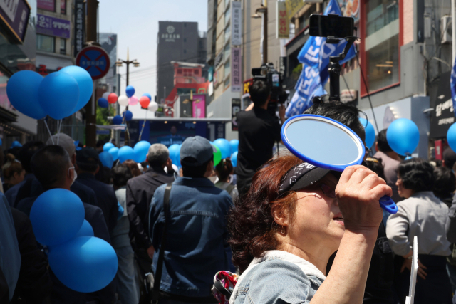 이재명 유세장에 뜬 파란 풍선·손거울…의문의 물건들 정체 알고보니
