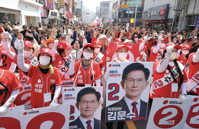 김문수 국민의힘 대선 후보 거리유세가 열린 14일 오전 경남 진주시 광미사거리에서 지지자들이 김 후보를 응원하고 있다. 진주=성형주 기자 2025.05.14