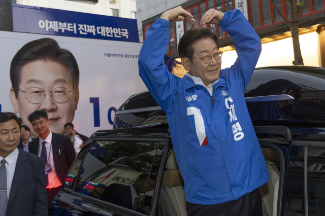 이재명 이재명 대선후보가 14일 경남 거제시에서 유세를 마친 뒤 차량에 올라 지지자들을 향해 하트를 그리고 있다. 연합뉴스