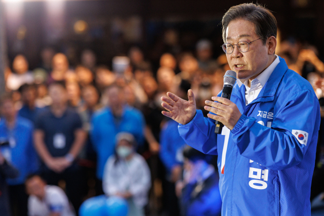 이재명 더불어민주당 대선 후보가 14일 경남 거제 엠파크 차없는 거리에서 유권자들에게 지지를 호소하고 있다. 이 후보는 15일 영·호남 화합의 상징인 경남 하동군 화개장터를 시작으로 전남 광양·여수·순천·목포 등 호남지역을 방문해 유권자들과 만날 예정이다. 거제=오승현 기자