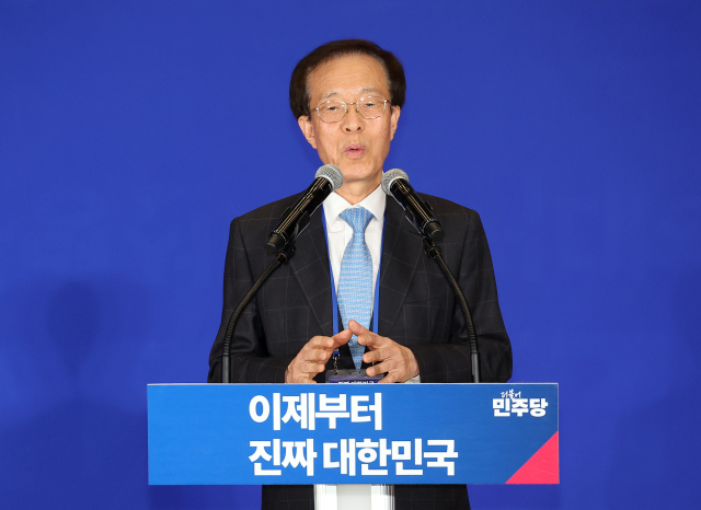 이석연 전 법제처장이 4월 30일 서울 여의도 국회 의원회관에서 열린 더불어민주당의 제21대 대통령선거 중앙선거대책위원회 출범식에서 발언하고 있다. 연합뉴스