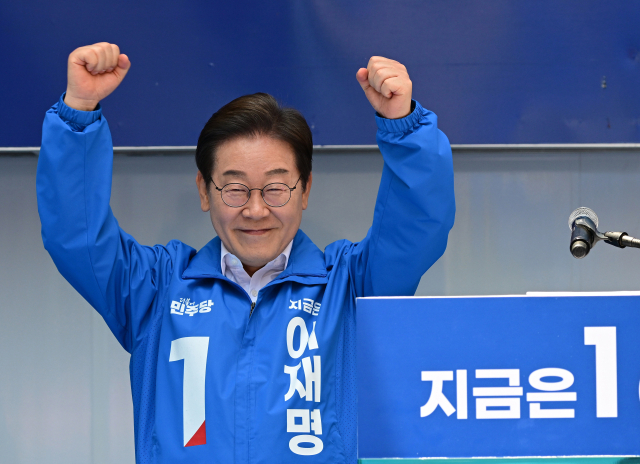 이재명 더불어민주당 대선 후보가 14일 부산 서면거리에서 유권자들에게 지지를 호소하고 있다. 부산=오승현 기자