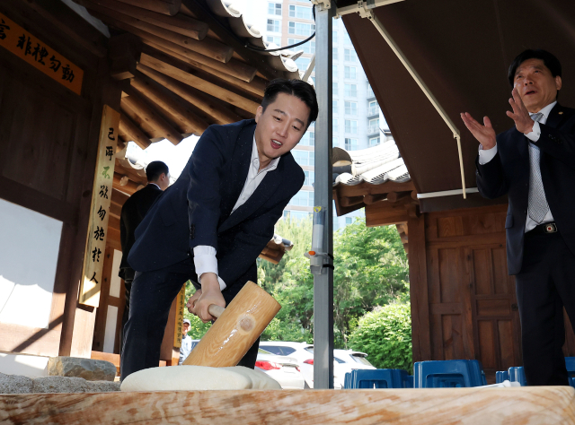이준석 개혁신당 대선 후보가 14일 부산 동래향교를 방문해 떡메치기 체험을 하고 있다. 연합뉴스