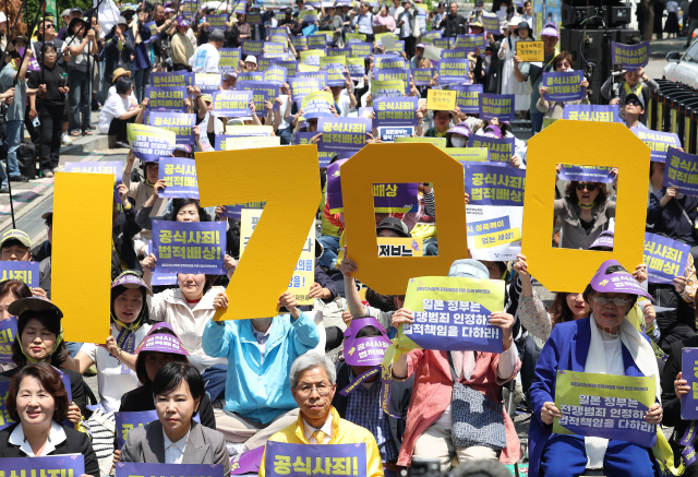14일 서울 종로구 주한일본대사관 인근에서 ‘1700차 일본군 성노예제 문제 해결을 위한 정기 수요시위’가 열리고 있다. 정의기억연대는 이날 최근 별세한 일본군 ‘위안부’ 피해자 이옥선 할머니를 추모하고 위안부 문제가 차기 대통령이 책임지고 해결해야 할 과제임을 강조했다. 연합뉴스