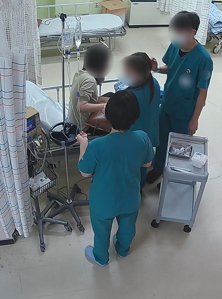 이달 9일 강릉 한 병원 응급실에서 의료진에 흉기 난동을 피운 40대 A씨.연합뉴스