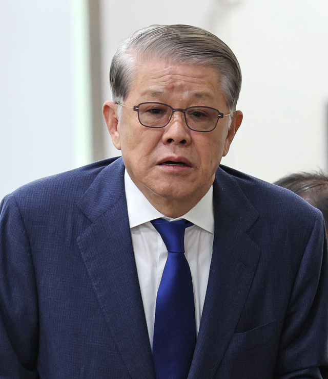 '2200억대 횡령·배임' 혐의로 재판에 넘겨진 최신원 전 SK네트웍스 회장이 서울 서초구 서울고등법원에서 열린 항소심에 출석하고 있다. 뉴스1