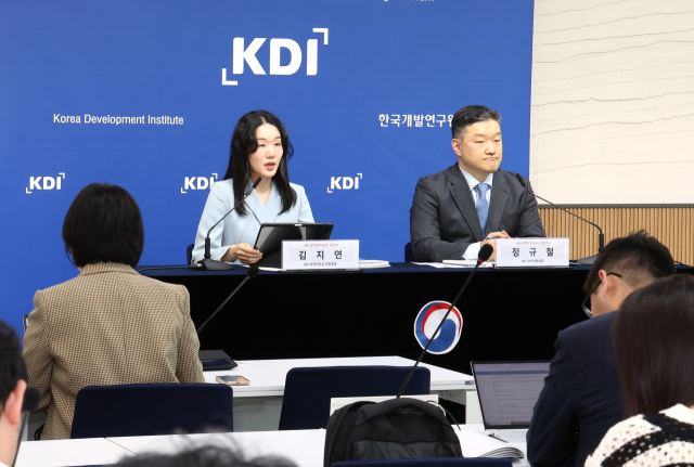 김지연(왼쪽) 한국개발연구원(KDI) 경제전망실 전망총괄이 14일 정부세종청사에서 2025년 상반기 KDI 경제전망 발표를 하고 있다. 오른쪽은 정규철 경제전망실장. 연합뉴스