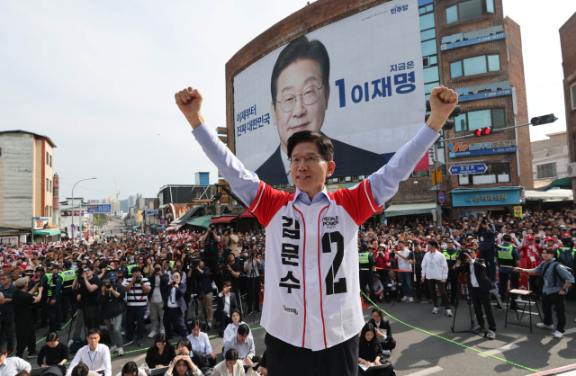김문수 국민의힘 대선후보가 14일 오후 경남 밀양시 중앙로에서 열린 선거유세에서 손을 들어 인사하고 있다. 밀양=성형주 기자